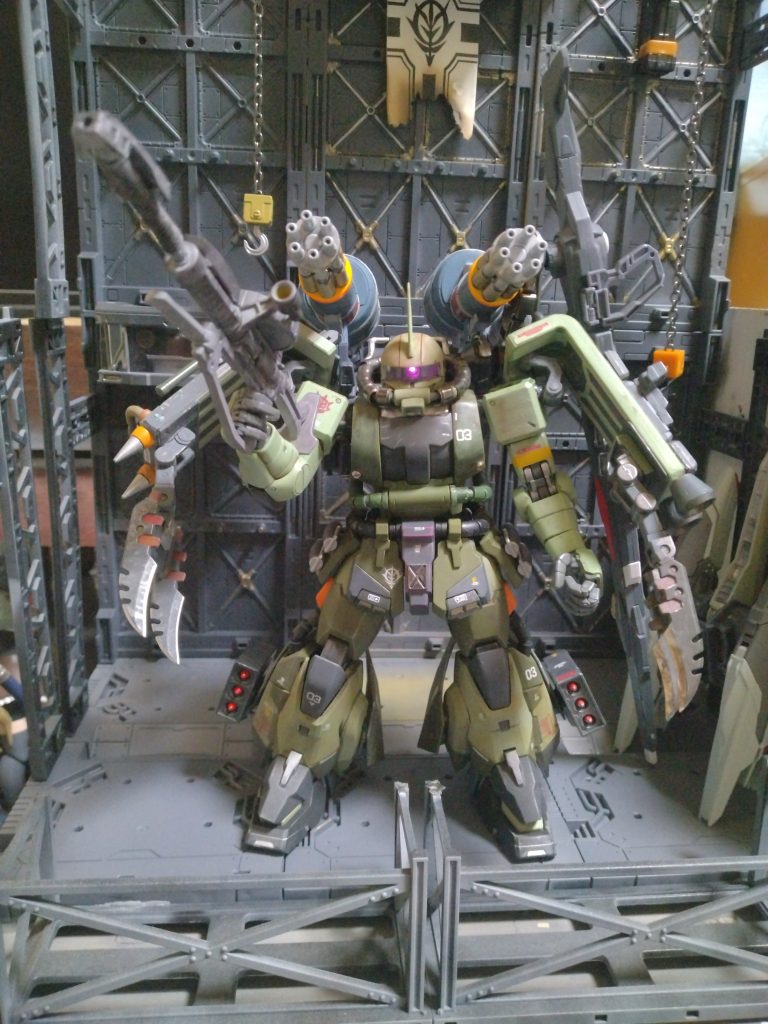 シールド内側に格納してる可動式アームも展開可能。そのうち接近型に改造出来るように