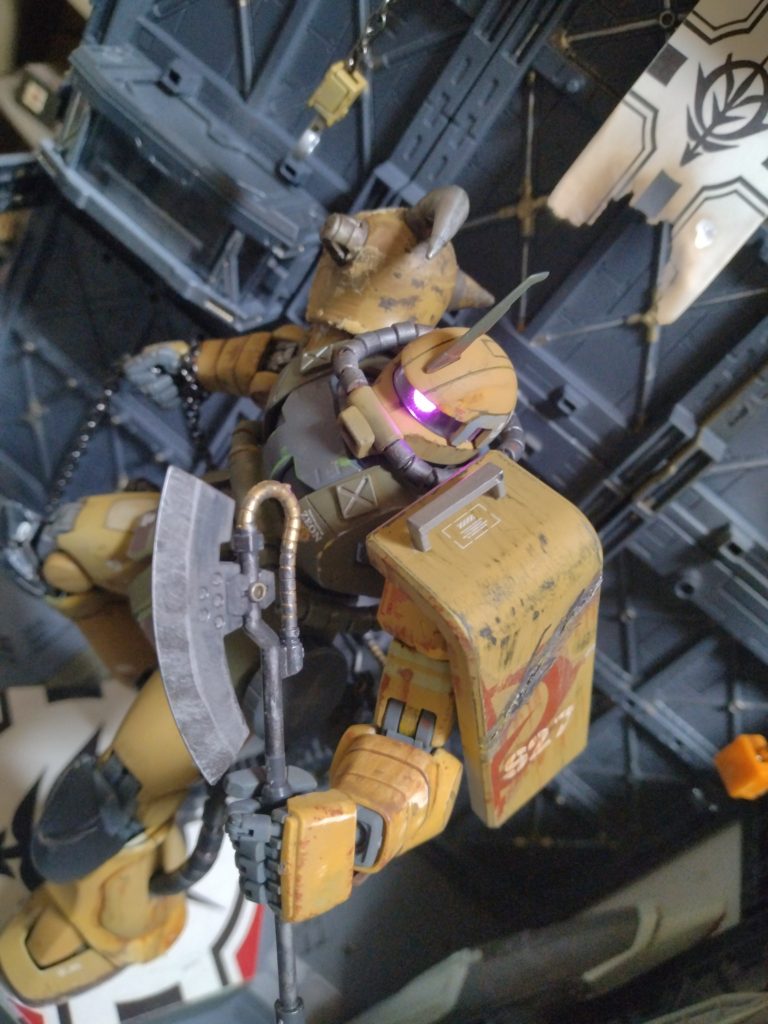 シールドのジオンマークはタトゥーシールで作り、ビームサーベルで斬られかけたぽくしてみましたがイマイチな出来に