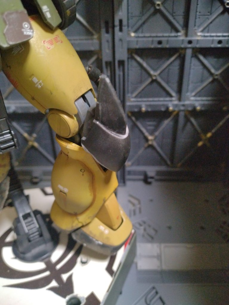 グフの膝をパテで接着