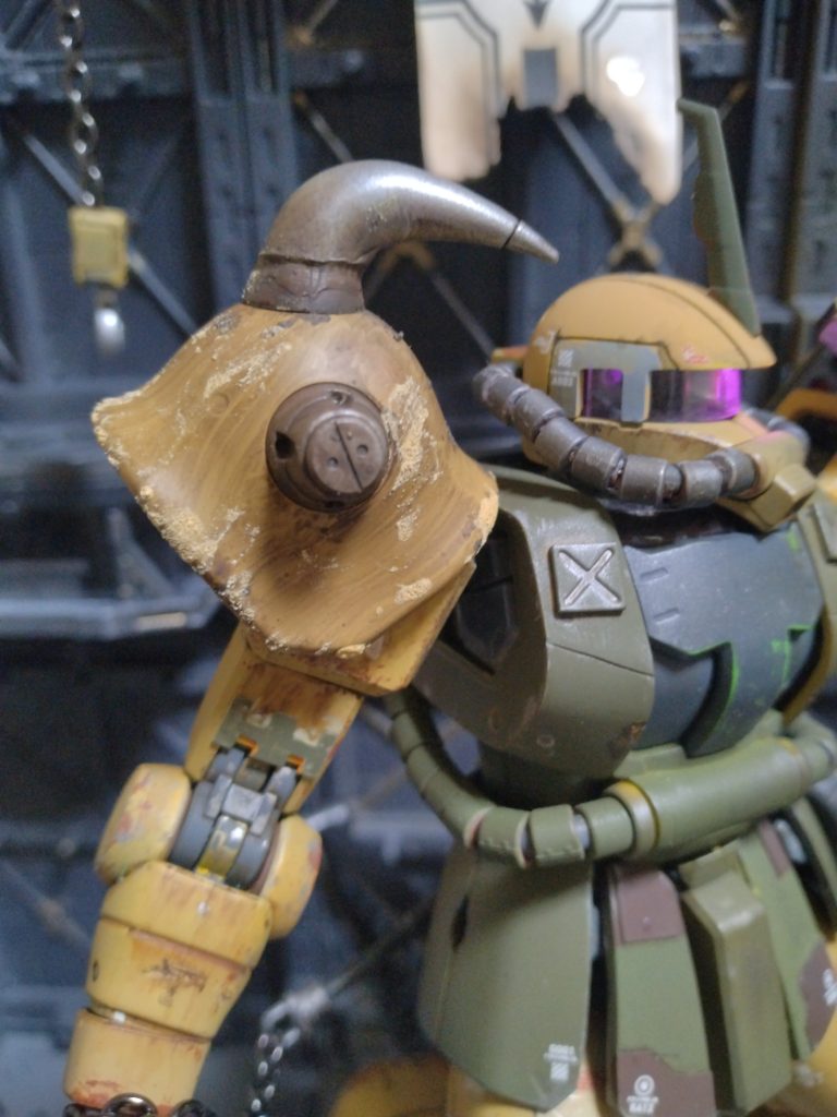 グフのスパイクをパテで接着し、TAMIYAの情景テクスチャーペイントを適当に塗りつけ手元にある塗料を使い汚してみました。