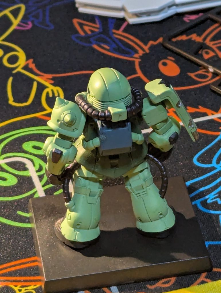 背中も塗料が…