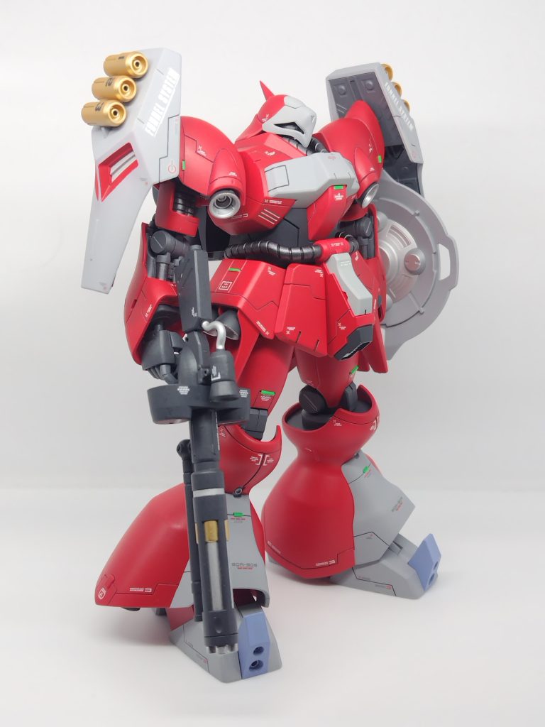 脚の合わせ目は消しましたが、熟考の末ほぼ同じ所にスジ彫りを入れるという悪手。。。