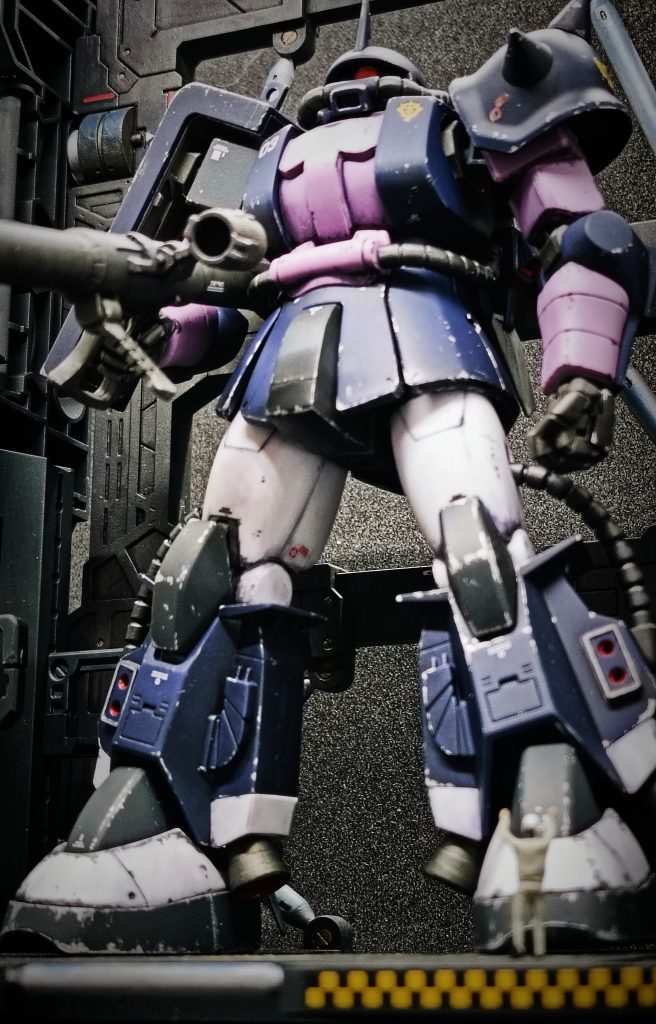 シールドには、シャアザクの時にも使用したフックを掛ける穴を取り付けました。