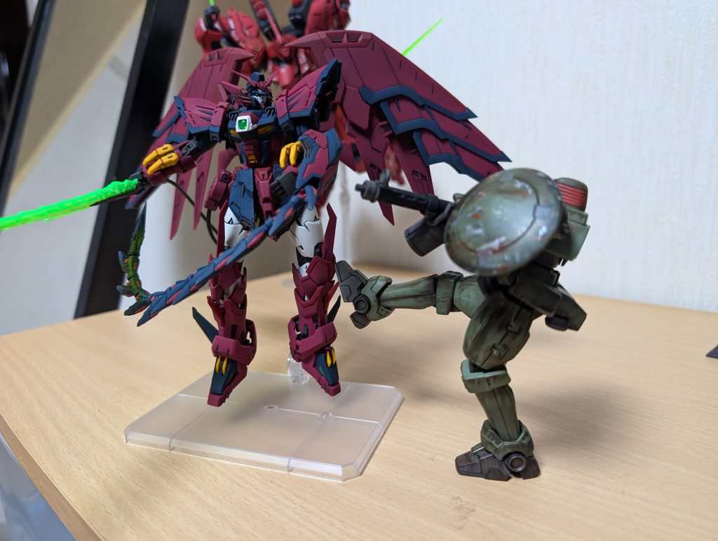 制作過程は撮っていないので同じく完成写真しかないエピオンと一緒にパシャリバックパックが無いためバランスが取りやすくていいですね