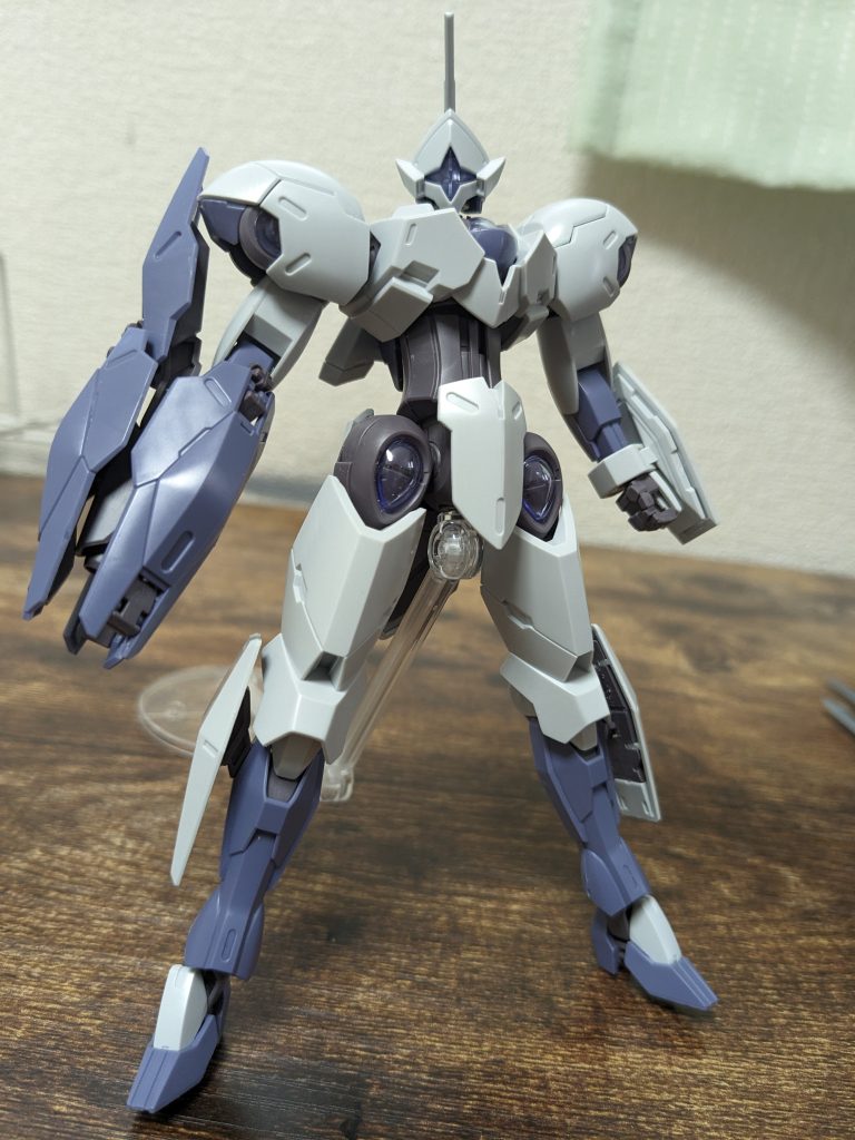 製作工程素組時。去年の4月に撮った写真なので組んでから完成までに半年以上経ってます…また塗装のためにパーツを分解した際、いくつかパーツを破損させてしまいました…調色レシピ白：黒サフ→ピュアホワイト紫：メカサフライト→エヴァパープル+RGフリーダムに使った青色関節等：メカサフライト→エヴァダークグレー