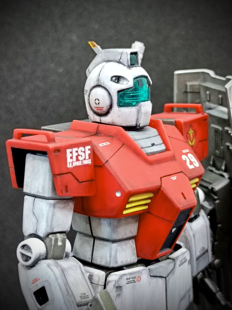 頭部にマーカー灯、肩にフックを付けてリアル感UPを狙っています。