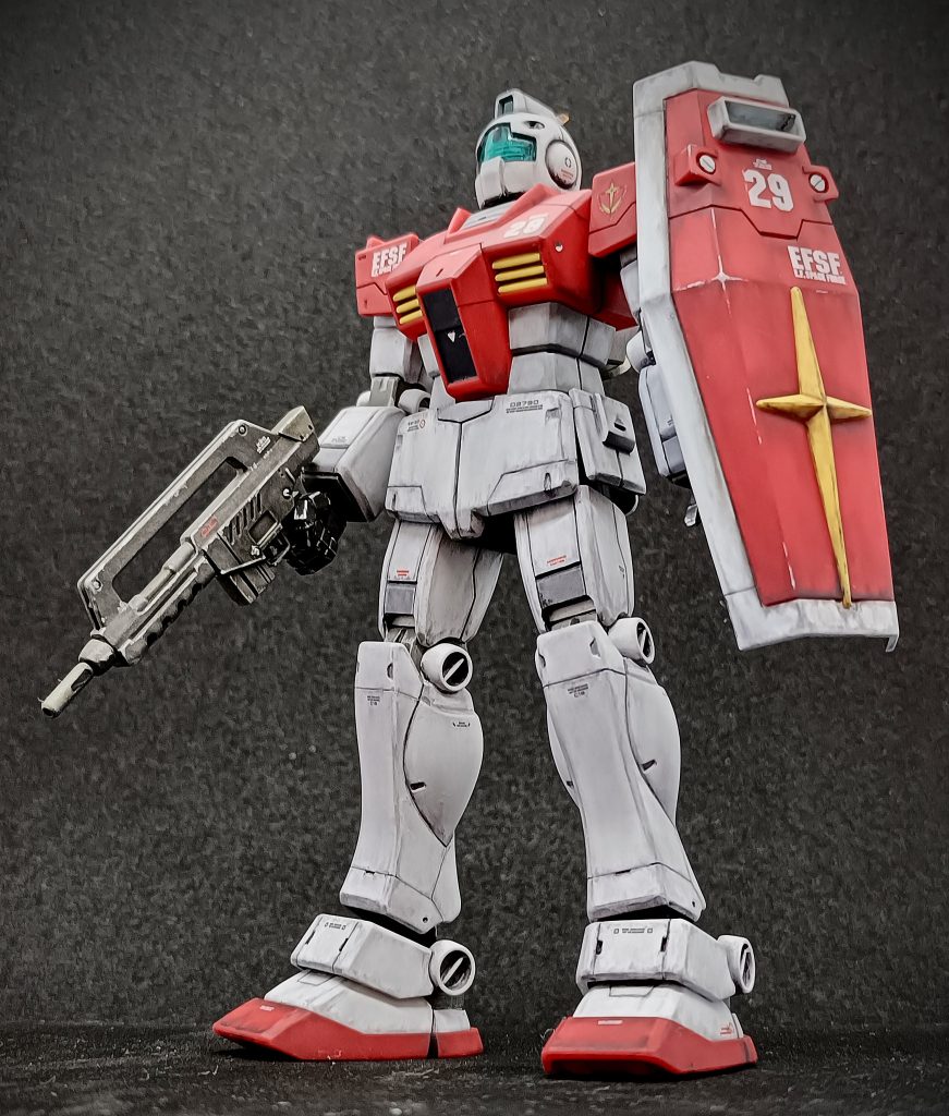 ビームスプレーガンでは頼り無いので、あるMSから拝借したものを少し加工して持たせています。投稿にあたってアニメを見返しましたが、一瞬ガンダムのビームライフルに替わるカットがありますね〜🙀