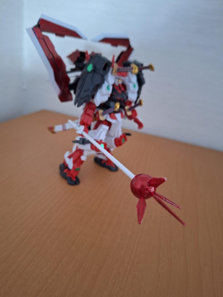 セブンソードを増やして、肩刀1対、腰刀1対、両腰黒柄ビームサーベル1対、両前腕白柄ビームサーベル1対、両膝アーマーシュナイダー1対、ビームジャベリン型槍、タクティカルアームズの計7種で計12本です。