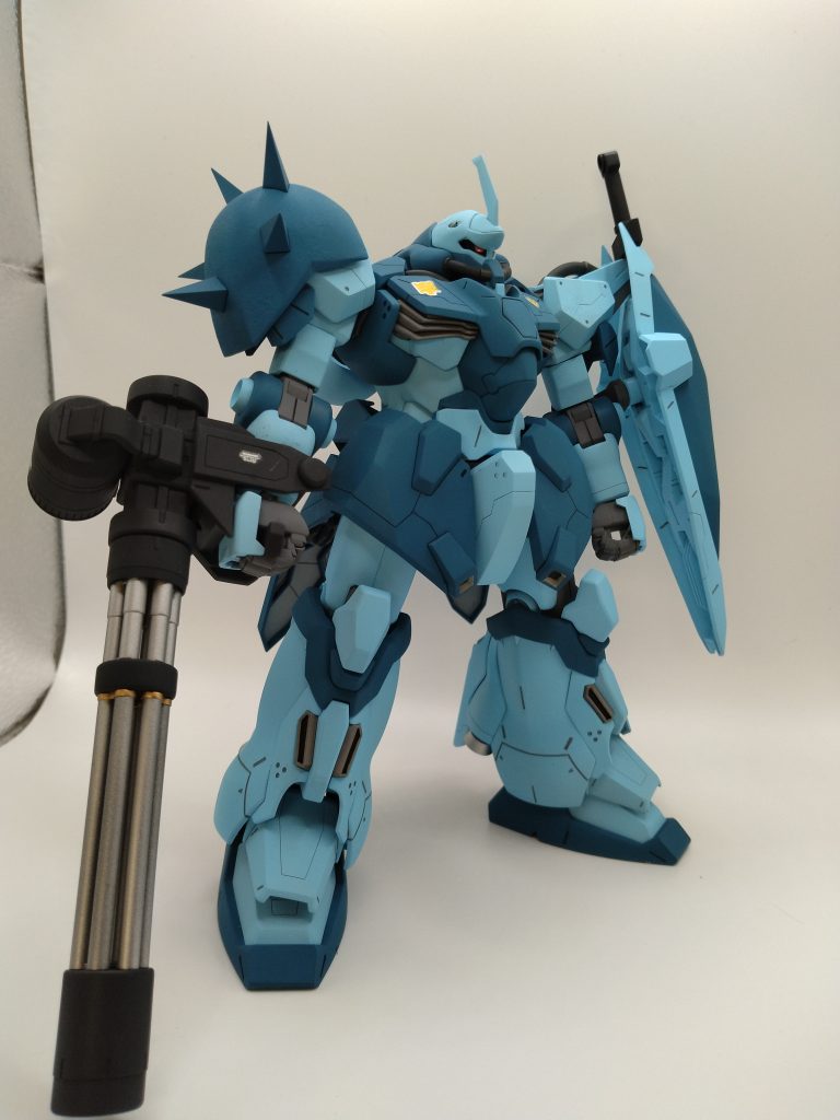全体的にグフカスを意識して製作。スジ彫り、ディテール追加少々、カラーリングもパステルチックな水色がうまく出来たと思います。