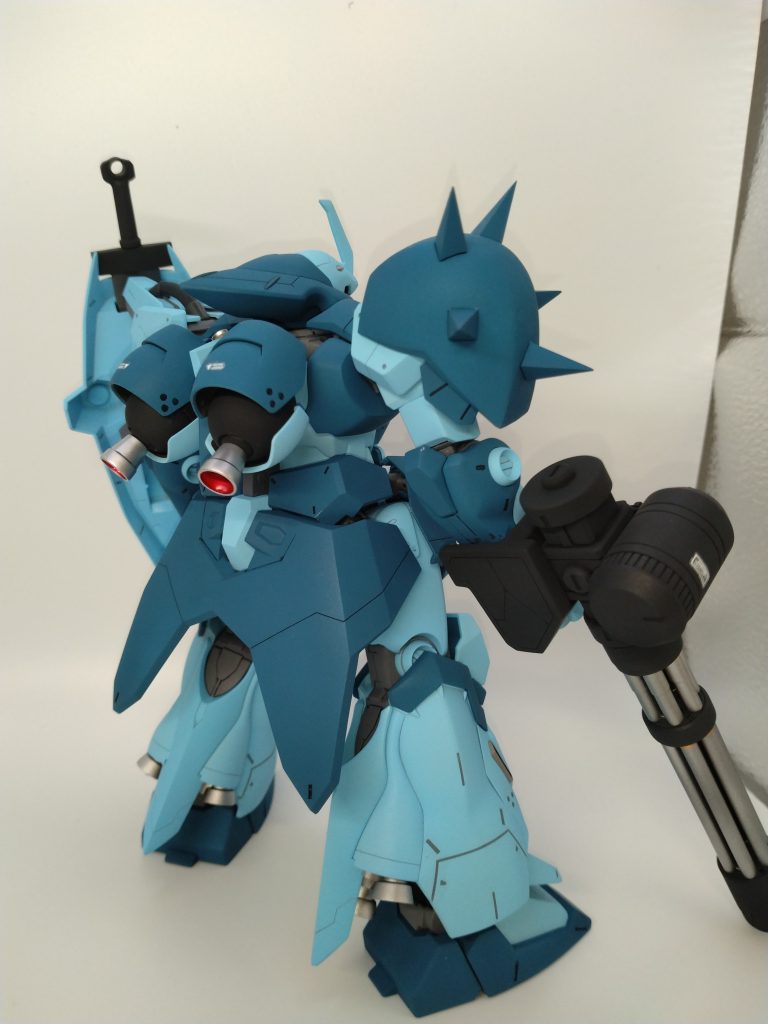 スパイクはシャープ化。肩アーマーは鋳造表現をしましたが、あまり写真じゃ分かりにくい(笑)シールドは、ヒートサーベルを収納出来るように細工しました。バーニアも小さく感じたので、コトブキヤのものに変更。