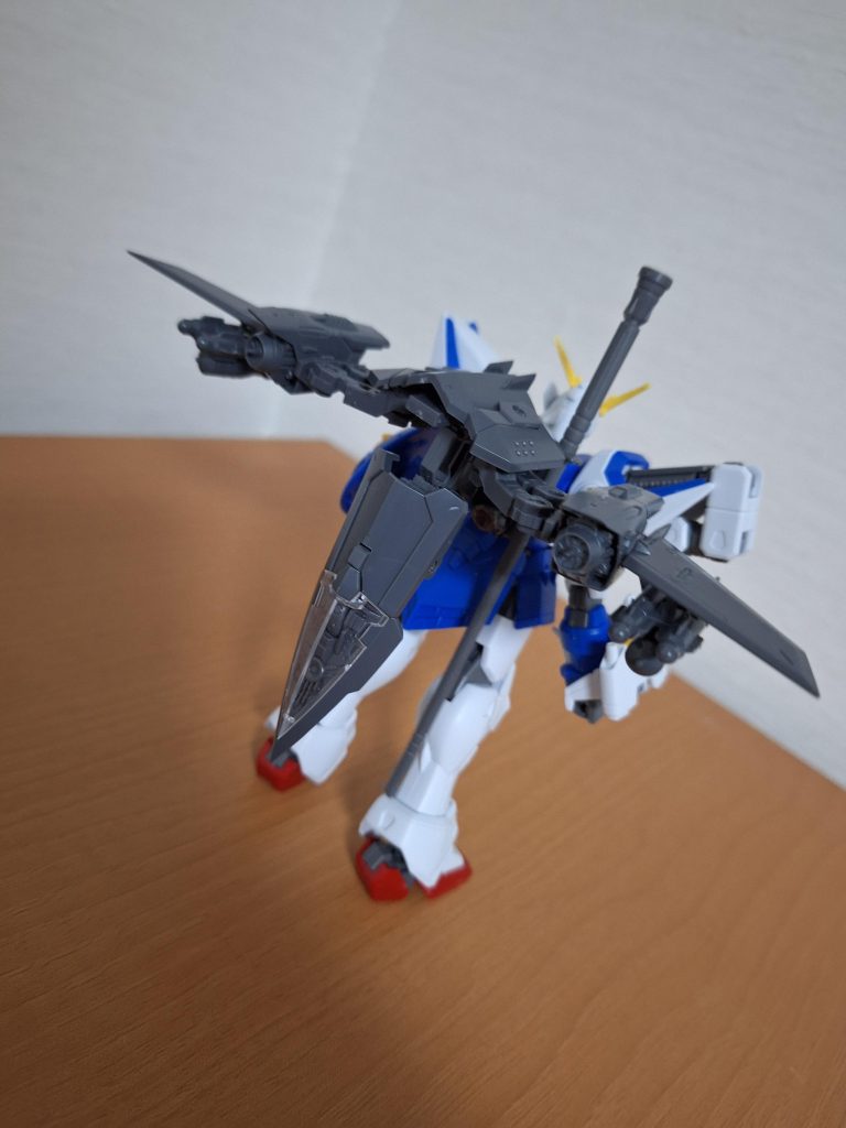 ガンダムデスサイズエグゼニスウイング装備と同じく、空間戦強化のための装備を行った設定です。コトブキヤさんのカッケーと思ったものを購入して保管していましたが、ガンプラで装着して似合うのはウイング系ガンダムだと判断して投入しました。