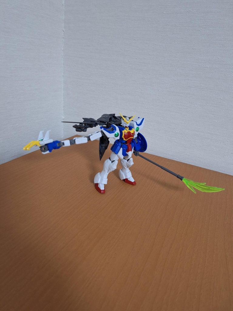 来るべきガンプラバトルの時代に備えて（？笑）、右腕の延長パーツを残したままできないかと試行錯誤し、結果、延長パーツを１つだけ装着した状態で、収納状態と延長状態を可能としました。