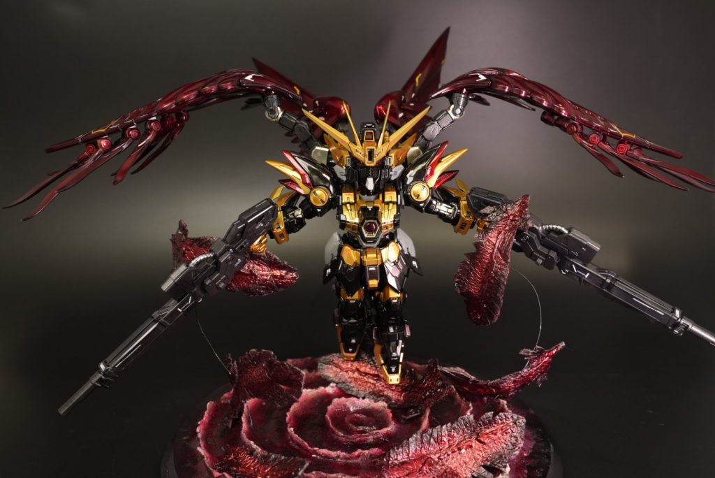 台座は石粉粘土&100均の竹のお盆を使いました翼で使った色でグラデーション塗装して血の海を再現羽は梱包用発泡シートをカットしてグラデーション塗装しました血の海に舞い落ちる羽が表現できたかな?