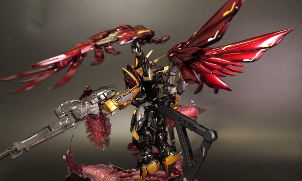 翼は黒下地からゴールドでグラデーションしクリアレッドで塗装しましたおかげで陰影がバシッと決まった感じです
