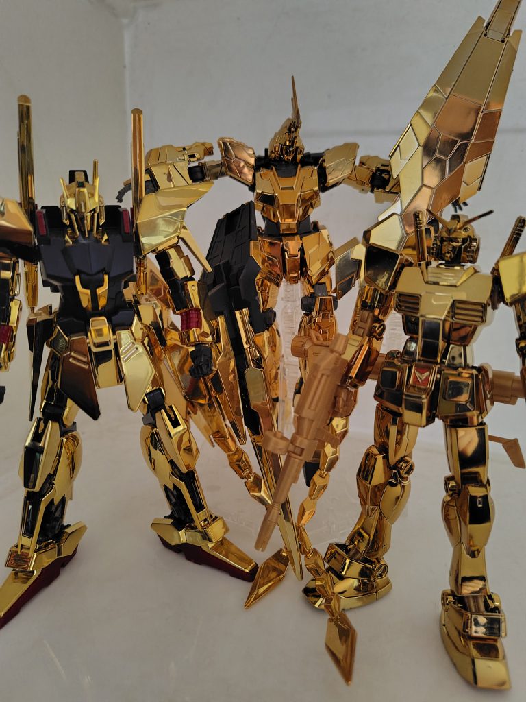 我が家のメッキトリオで。そういえば量産型リコでも百式を仏壇に飾ってたしそれもありかも。