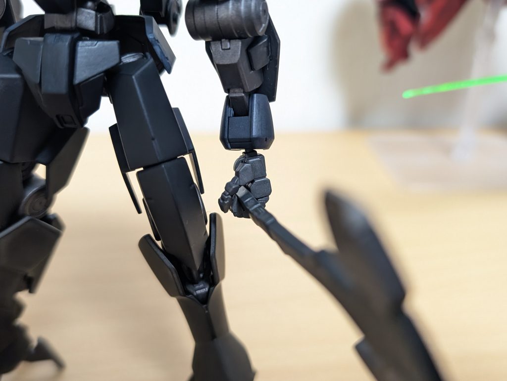 キットのハンドパーツがスカスカでダサいのでコトブキヤのワイルドハンドに差し替えてます