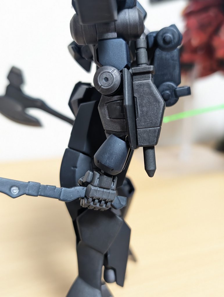 パイルバンカーが付いてる盾状のパーツの形状が気に入らなかったので延長した結果.....パイルバンカー取り付ける穴も片方埋めちゃったし手首は干渉して真っ直ぐにならない😇モデラーの方がなんで素組してるのだろう?って理由が本当によーーーーく分かりました