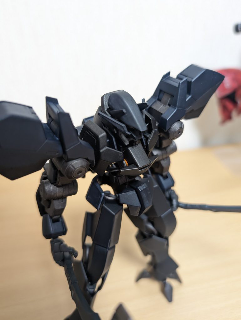 チラッと見えるエロポイント全体的に暗く塗装したのでワンポイントで動力部は明るめに塗りましたゴールド下地にクリアオレンジで