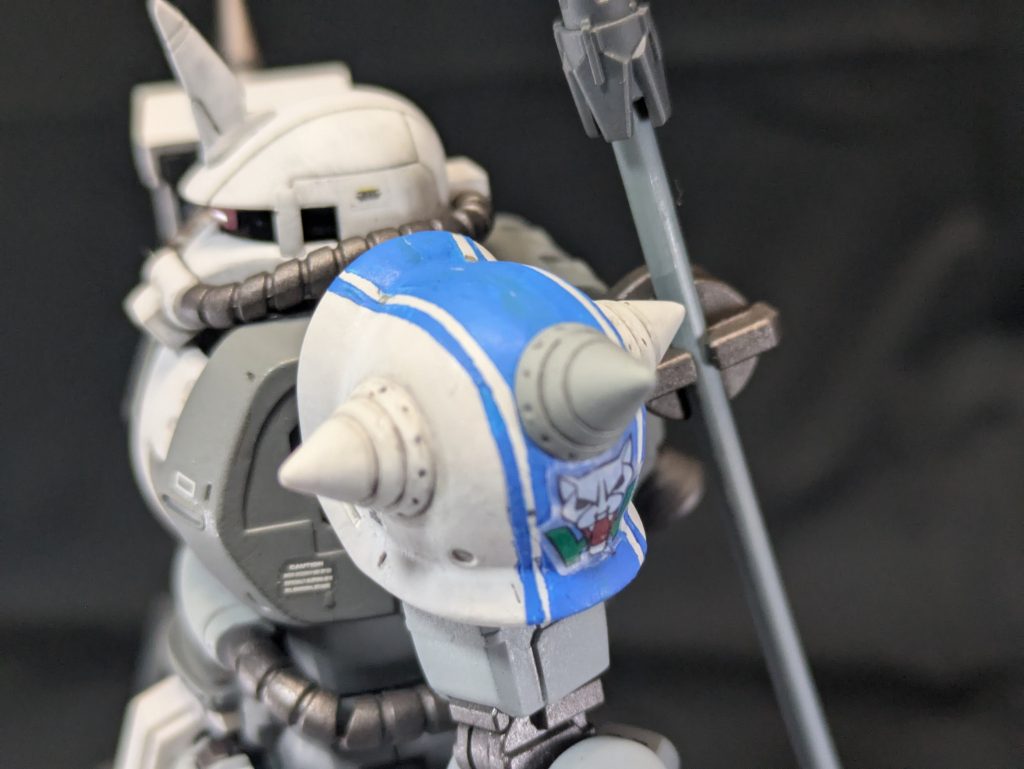 ブルーのラインはマスキングして筆塗り。マークはRGのがあったのでそれを使用。