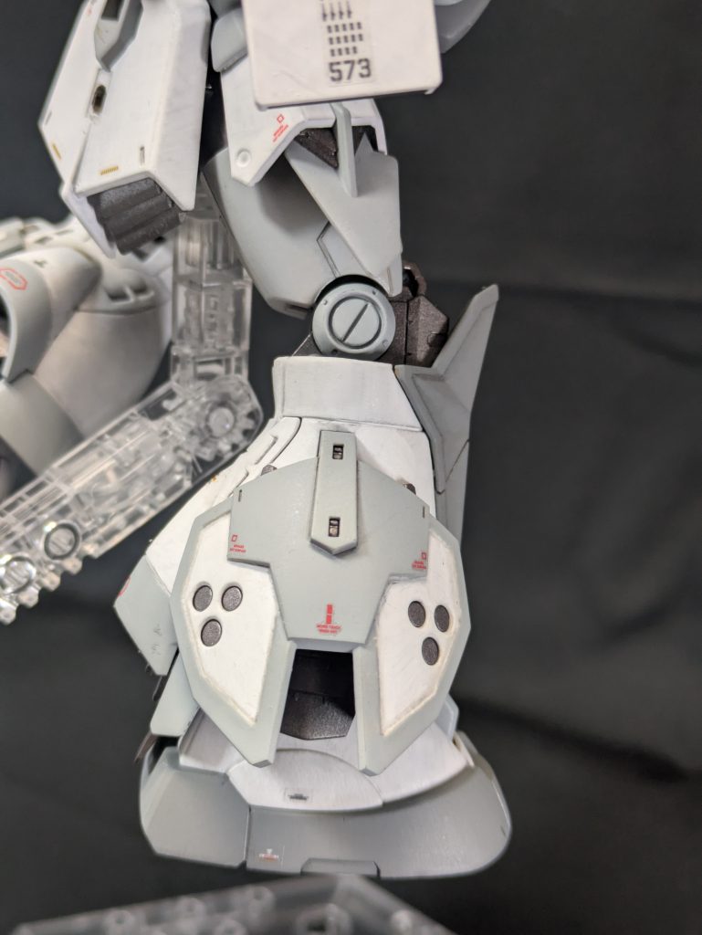 RGのシールと市販のコーションマークを貼っています。