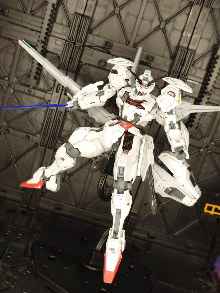 ヴァリアブルロッドライフルはサブアームでバックパックに接続されているので腰に回してサーベル装備にしたりも出来ます。ブルークリアのビームサーベル、とても綺麗です(*´ω`*)