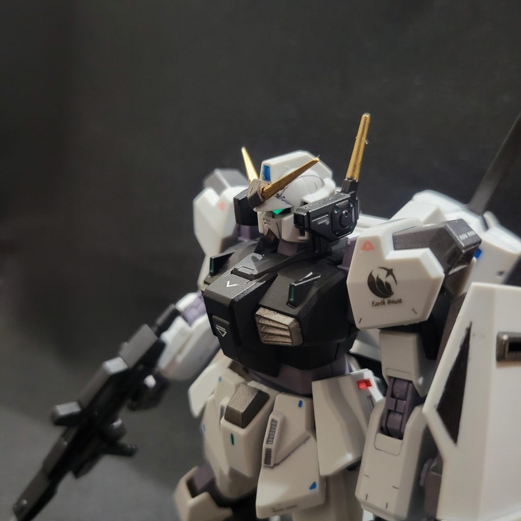 カメラアイには100均なんかにある畜光シールを切って貼っつけてます近くで見るとちょっと浮いてるので遠目で見てくださいシール自体安いしやり直しも何度も出来るし、気に入るまで修正しやすいですあと光当てたあとしばらくボヤ~と光ってますし、飾ってるときなんか結構格好良いですよ