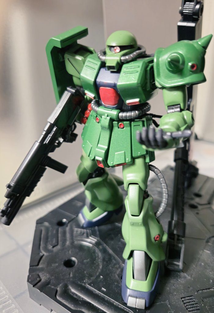 ⬆からモノアイのラインストーンシールを一回り小さいものに変更！コレだけでバランスが良くなった！