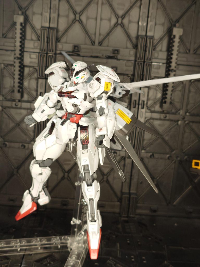 バックパックはご存知エールストライカー!配色変更はなかなかうまくいったかと(☆▽☆)2軸接続はいいですね!無改造で接続できちゃう、これぞガンプラの醍醐味です(笑)