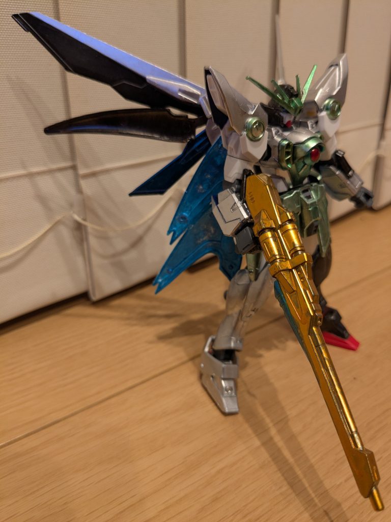 右サイドショット右足は融合の足をイメージしてシルバーで塗装。バスターライフルは、第三の足をイメージしてメタリックオレンジにしてみました。ライフル下部の黄色だった部分はコスモメタブルーです。