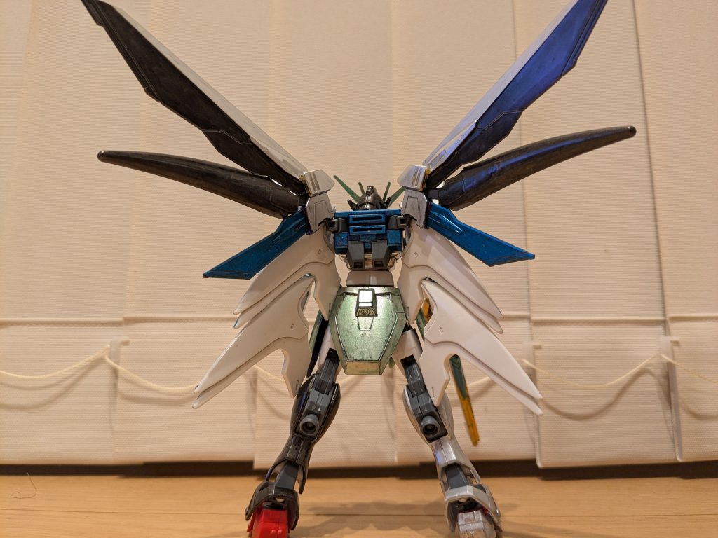 バックショットこうして見ると、マントがヘルカスの肩なのがよく分かる1枚ですね(笑)バックパックはコスモメタブルー、リアスカートはサイドスカート、フロントスカート同様にメタリックイエローグリーンです。