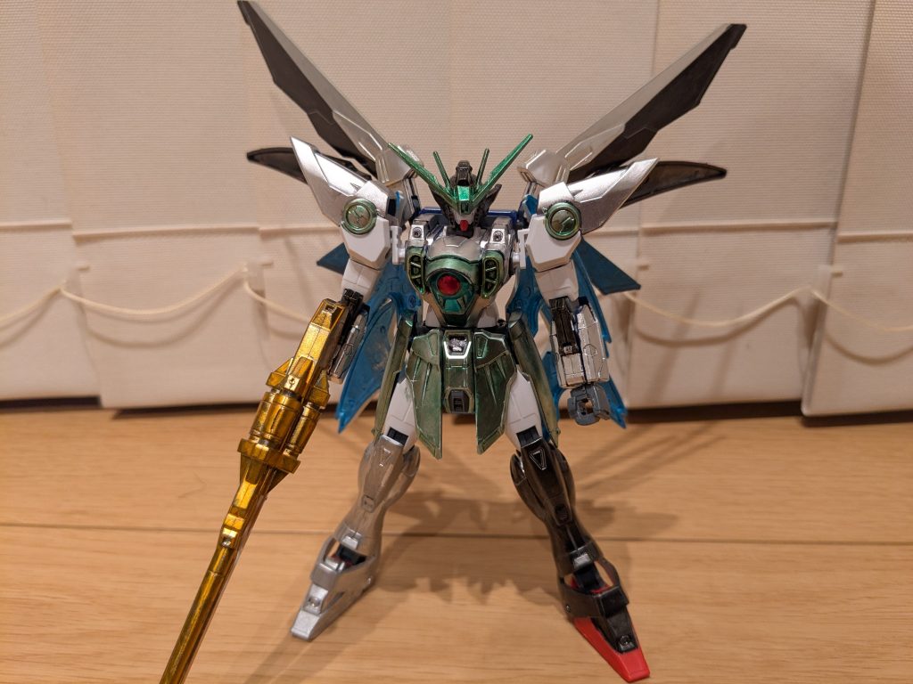 フロントショットお気づきでしょうが、アンテナ無しのウイングだったため、家にあったジャンクから、旧1/100ゼロカスタムのアンテナをいただきました。髪をイメージして頭はメタリックブラック、リボンイメージでアンテナをメタリックイエローグリーンです。ボディは中央をロイヤルメタレッド、その周りをメタリックグリーン、さらにその周りをメタリックイエローグリーンに塗装し、胸上部からサイド、くびれ部分はシャインシルバーにしました。