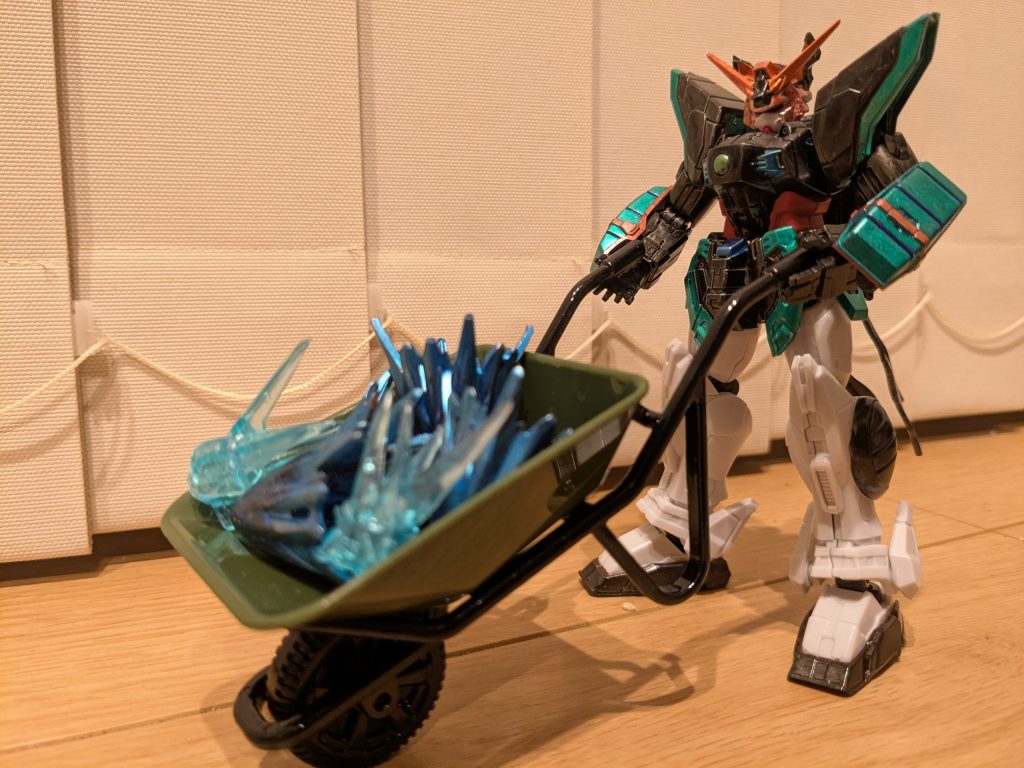 色々なメディアで見られる、魂を運ぶ一輪車を押すお燐な１枚。100均にミニチュアの一輪車を見つけ、これ何かに使えるんじゃないかな〜と思って買っておいたのを、ここで利用！サイズピッタリで、イメージ通りになった偶然の産物です笑中に入っている魂達は、ビルドバーニングのパンチエフェクトをメタリックブルーで塗装したものと、ん〜十年前にゲーセンで取ったクリアブルーのサイバスターのハイファミリアそのまま使用。実家に帰ってまさかの掘り出し物でした！