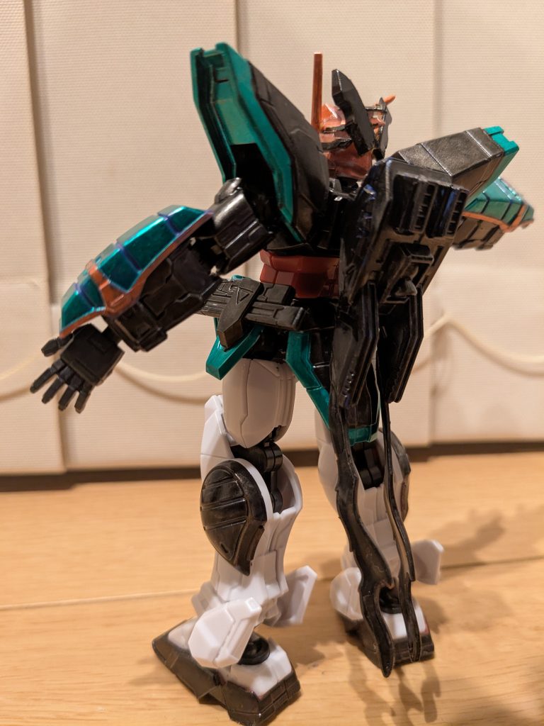 バックショット。コアランダーも上半身と同様。足のアーマーは足に巻いているリボンイメージ、スリッパ部分は靴をイメージして、ともにメタリックブラックです。で、お燐と言えば2本の尻尾ということで、ビルドバーニングの炎エフェクト2本をコアランダー下部に接着してそれっぽくしてみました。腰から付けてみたけどしっくりこなかったんですが、コアランダーから繋げたら良い感じになりました。