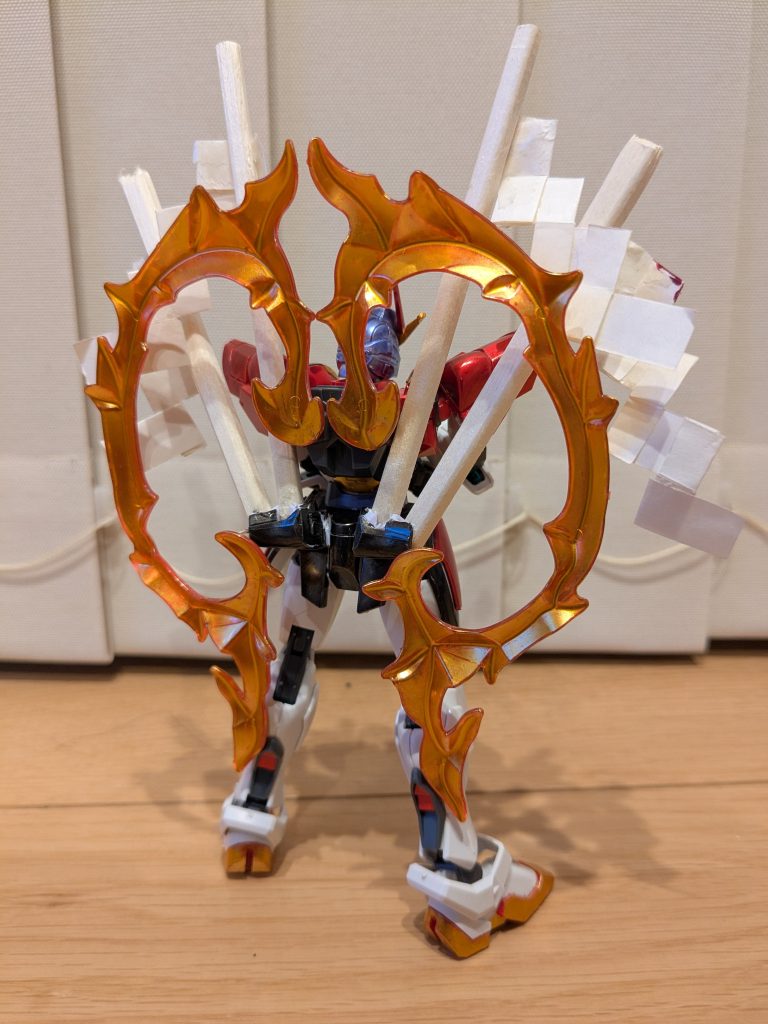 バックショット。炎エフェクトは接続はそのまま。上のほうの隙間を詰めることで、正面から見てしっかり円になるようにしてあります。そして割り箸で作った御神木。腰にGframeエアリアルの余った腕装甲をリアスカートに接着し、そこに差し込んで付けてあります。またちょうど良い角度で刺さってくれるので、雰囲気バッチリになりました！