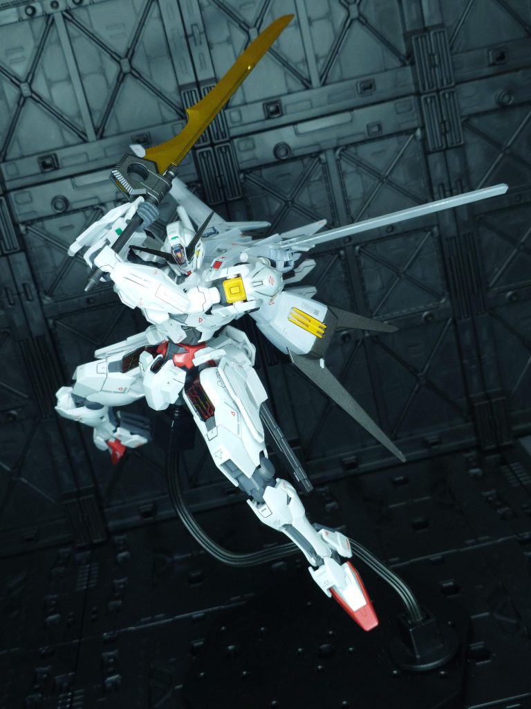 イメージ的には青王の風王結界seed世界ならミラコロ使って刀身隠してる的なコンセプトでも良かったんですが、実体剣の刀身2つにするより、片方はビーム刀身にした方が実用性ありそうだなということで視認性の低いクリアカラーのビームサーベルを発振しているイメージで制作しました。