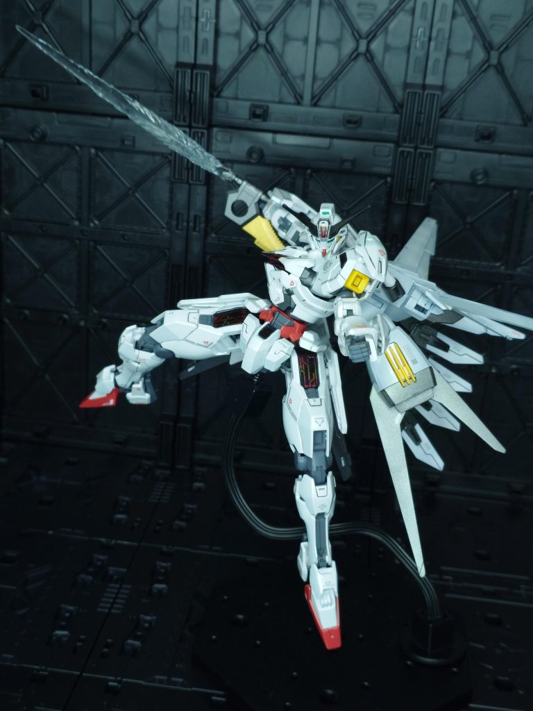 今回の制作で一番苦戦したのはビーム刀身の接続部。着脱可能かつしっかり固定するためにどうしようかということで試行錯誤しました。制作過程の写真撮り忘れましたが、刀身と軸部分を並べ、双方を段階的に覆うようにしてレジンを直塗り、硬化を繰り返しました。出来栄えは自己評価ですが大成功です👍