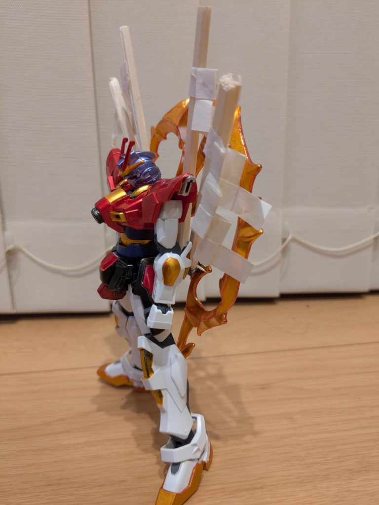 サイドショット。お祓い棒の紙を再利用することができて良かったし、そのおかげで御神木、注連縄がそれっぽく生きた気がします。また、肩の中のエフェクト接続口はシルバーにして、加奈子の袖上部の蛇模様をイメージしてみました。今回、メタリックオレンジ大活躍！良い仕事してくれました笑