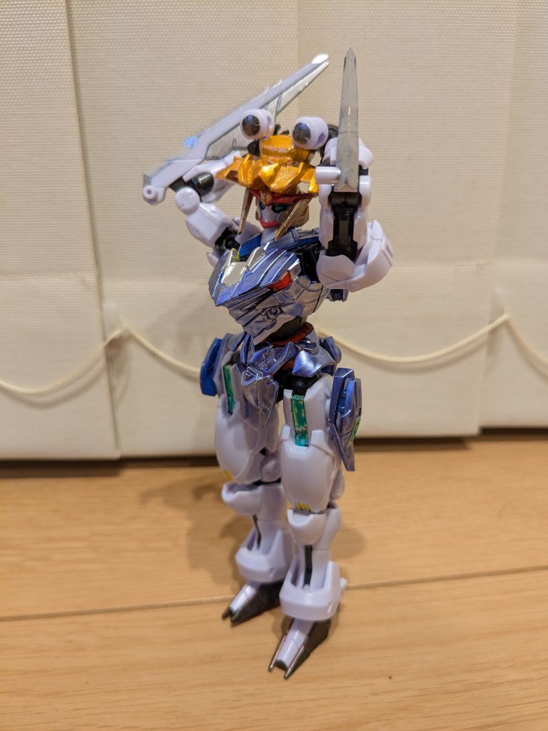 ブンドドというか、のんびり諏訪子様なイメージで1枚。スリッパ部分は靴をイメージしてメタリックブラックです。腰回りの一部だけ成型色の白と赤を残して、紫の服から見える白い服と結び紐のイメージを出してみました。