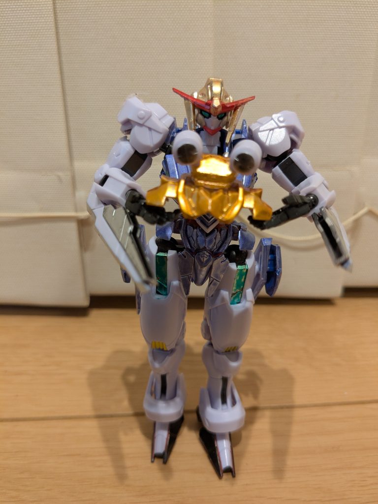 帽子を取っての1枚。この帽子の存在感が、諏訪子らしさを出していますが、その中も諏訪子らしさを出そうと頑張りました。髪イメージで頭とアンテナ中央、下向きに接着したサブアンテナをイエローゴールド、メインアンテナをリボンイメージでロイヤルメタレッドです。服の色と合わせて、だいぶ諏訪子らしさを出せたのではないかと思います。