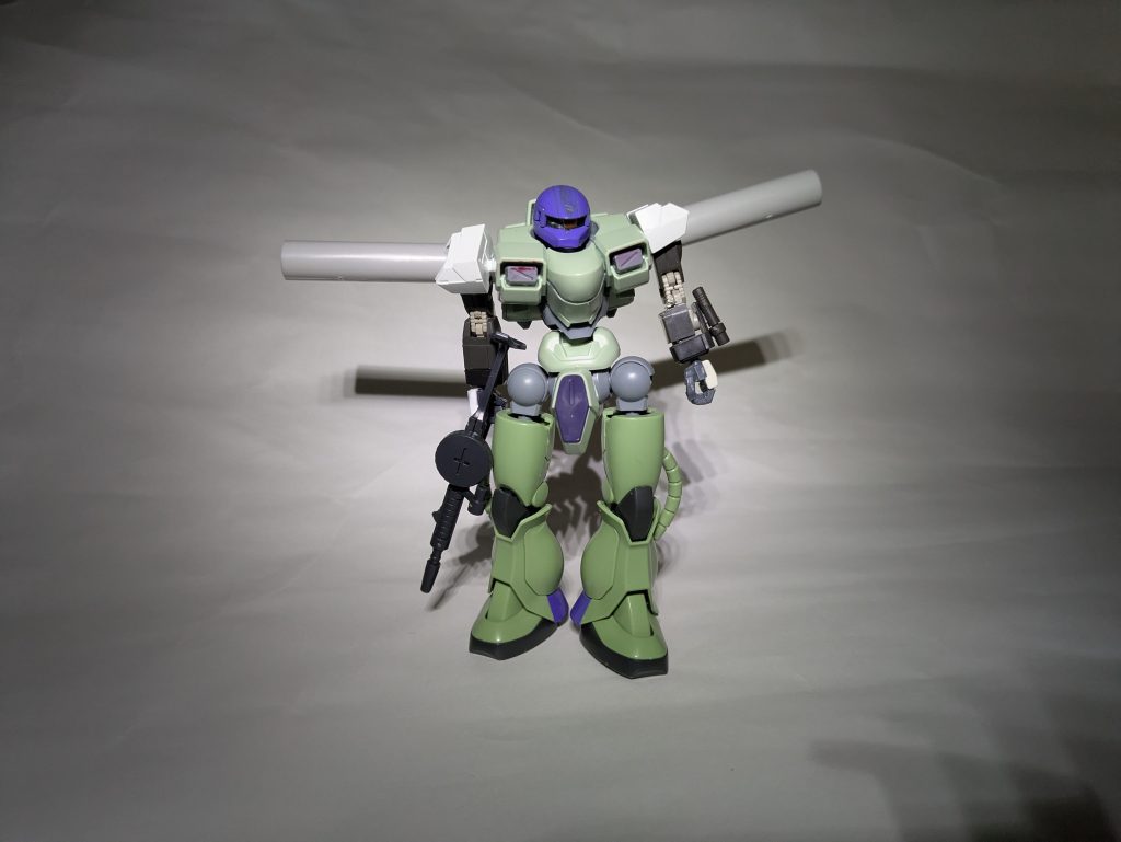 リウムの武装は、主に流用されたザクマシンガンで腕部に固定装備のビームサーベルです!ジオン残党が地球圏で極秘に生産していたMSという設定で、量産性も高い上に飛行能力に優れているので一部の部隊では使用されています!武器は状況によっては何でも持てるので汎用性も高いです!