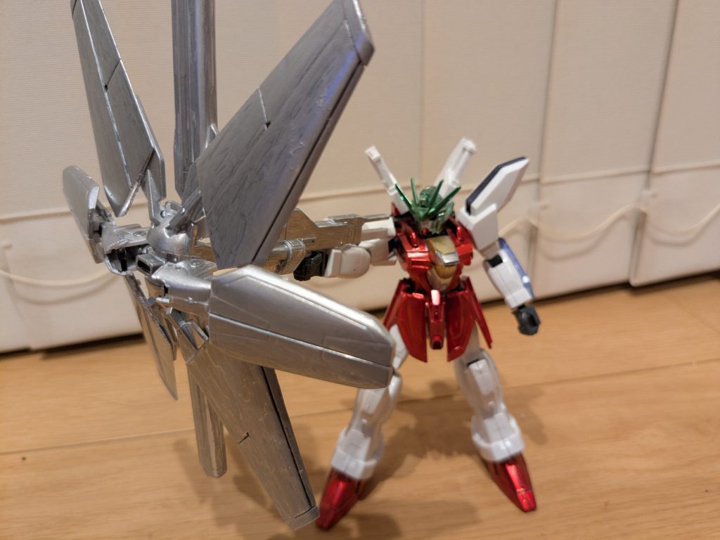 もちろん、色々なゲームでも見られる、傘を開いた状態での構えもできます。上の2枚の構えるポージングでは、柄のビームマシンガンの持ち手を使用しています。開いた状態だと、まさに攻防一体の武器って感じで良いですね〜