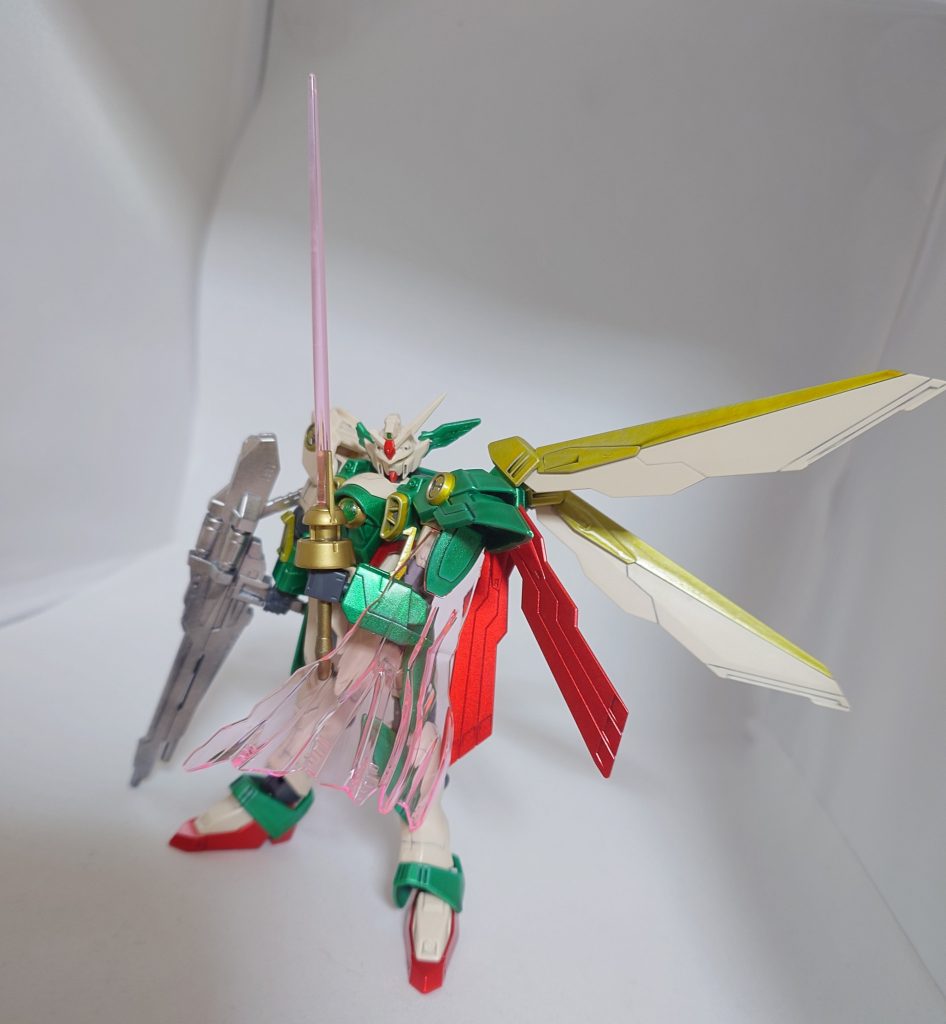 レイピアの色をゴールドに、ライフルをシャインシルバーでカラーリング変更して塗装していますグリーンはタミヤスプレーのメタグリーン黄色部分はタミヤスプレーのシルバリーフ→クリアイエロー レッドはガンダムマーカーエアブラシにてロイヤルメタレッドで塗装しました 