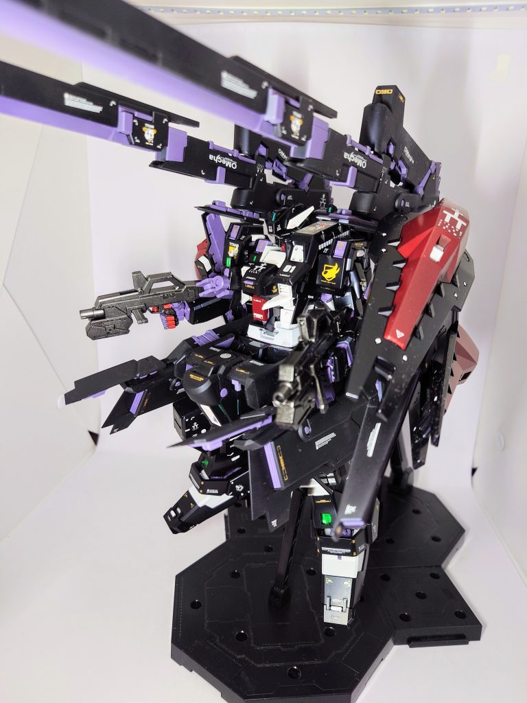 ラー第二形態です。通常は腰の方にクローアームユニットですが、背面につけてキャノンっぽくしました。AOZっぽさがカッコいい