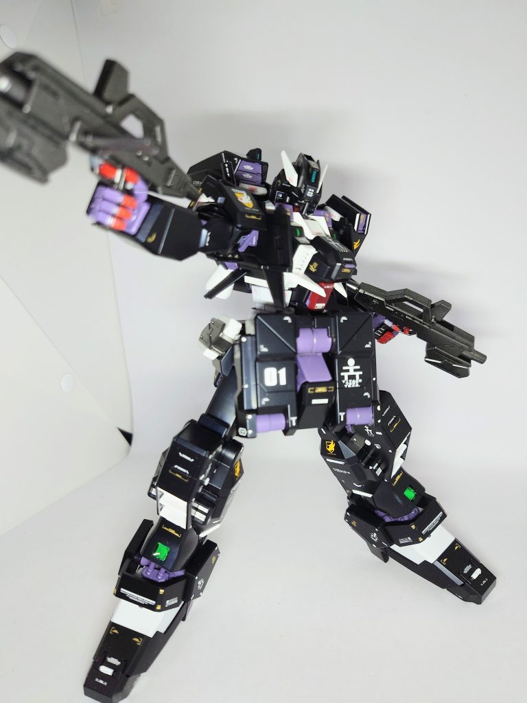 少しアクション。これくらいの武装がシンプルに動かせていいですね。