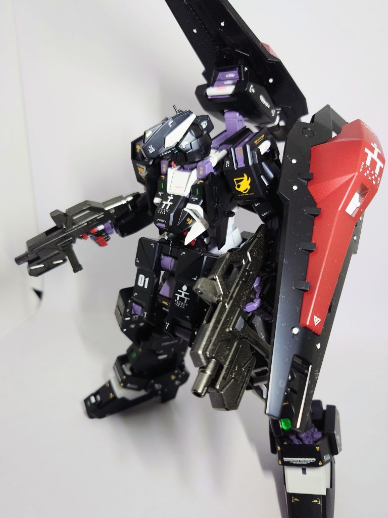 カラーはいつも通り黒:黒サフ→プリズムブルーブラック→クリアブラック白:クールホワイト紫:メカサフヘビィ+パープル5対5+黒少々赤:昔作った赤なのでわすれました。年明けすぐに仕上げして終わらせるつもりでしたがインフルエンザもらってしまったのでやっと完成です。待ちに待った再販キットでしたので満足に作成できました。今年はイベントにもっと出せるように制作スピード早くできたらいいな〜