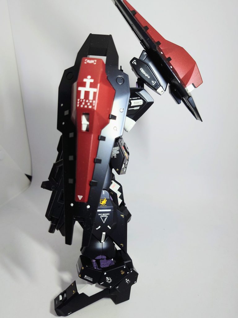 サイドショットです。レジオン亡命した設定の為、シールドは赤にしてます。