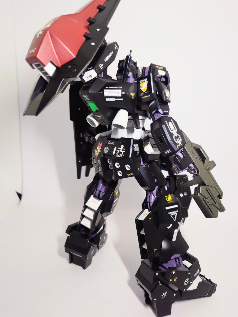 バックショット。たくさんのスラスター、バーニアがカッコいい