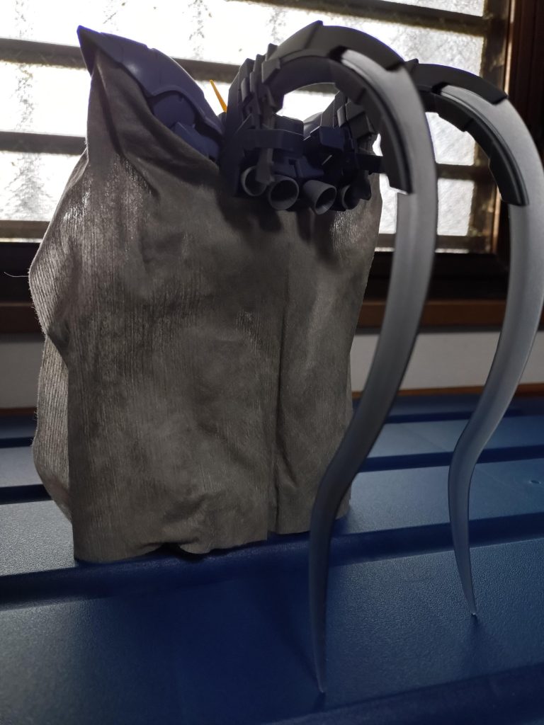 今はあまり見ない布マント付きキットなのでしっかり見栄えもいいです。肩のアーマーもちゃんとついてるのも開けて感動しました。