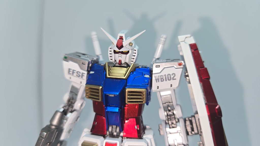 頭部は修正版です。バルカンは黄色（金）にしました。ツインアイとセンサーは付属のシール（モールド入り）を貼っています。