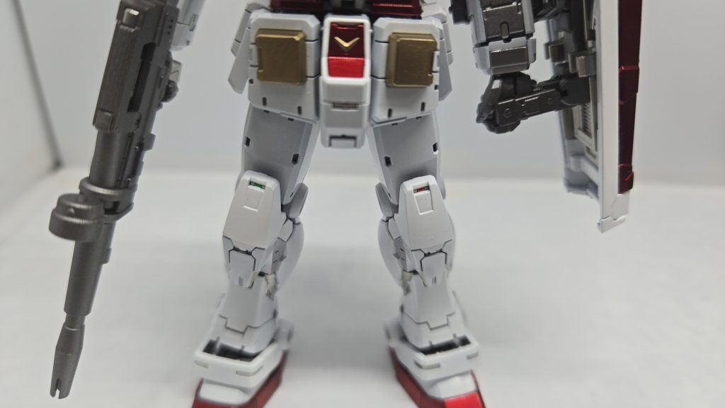 肩だけでなく膝にも緑と赤のチップ（航空灯？）を入れてます。膝に入れたのは横浜ガンダムの真似ですね。おあつらえ向きに膝のフレームにくぼみがあったんで。貼っているのはカスタマイズマテリアル（3Dメタリックシール）です。